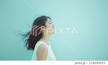 髪をなびかせる女性の横顔 116099933
