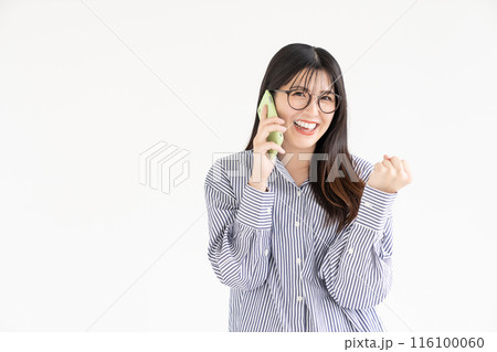 電話をする女性 電話をする女性 116100060