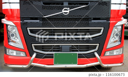 大型トラックのヘッドライト 116100673