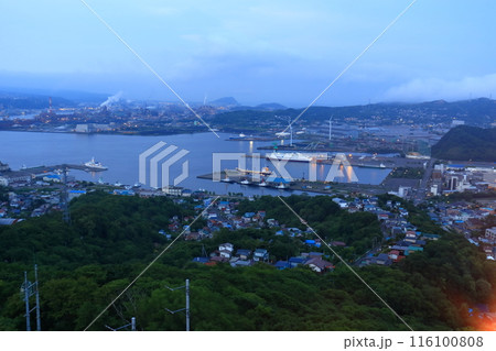 測量山展望台から眺める室蘭港と室蘭の街並み 116100808