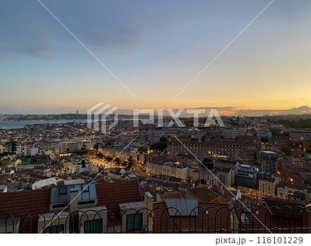 リスボン セニョー・ド・モンテ展望台の夕焼け 116101229