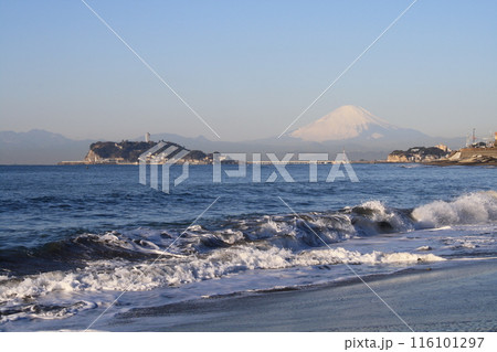 稲村ケ崎 波 江の島 富士山 稲村ケ崎 波 江の島 富士山 116101297
