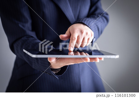 タブレットを持った女性 digital image タブレットを持った女性 digital image 116101300