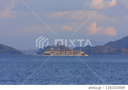 瀬戸内海をゆっくり航海する豪華客船 116102089
