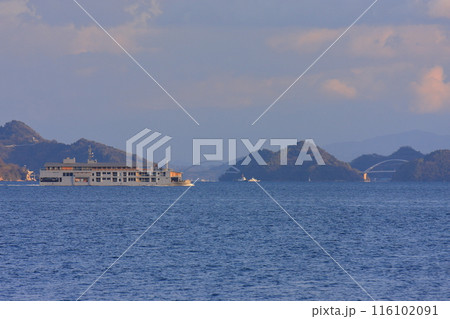 瀬戸内海をゆっくり航行する豪華客船 116102091