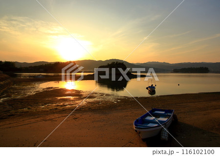 夕暮れ時に浮かび上がる 大芝島のモンサンミシェル 夕暮れ時に浮かび上がる 大芝島のモンサンミシェル 116102100