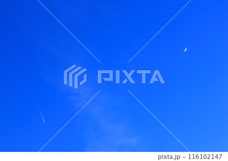 月と青空と飛行機 116102147