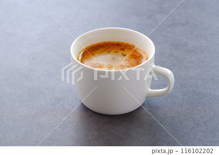 朝のひとときにぴったりのカフェ・オ・レは、ミルクをたっぷり入れたコーヒー 116102202