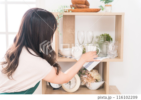 雑貨屋・アパレル・インテリア・クラフトナチュラルショップでアルバイトする女性スタッフ 116102209