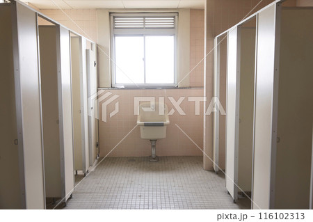 学校の女子トイレイメージ 116102313