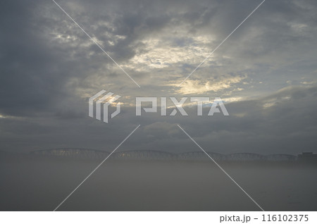 朝の河川敷にて 朝の河川敷にて 116102375