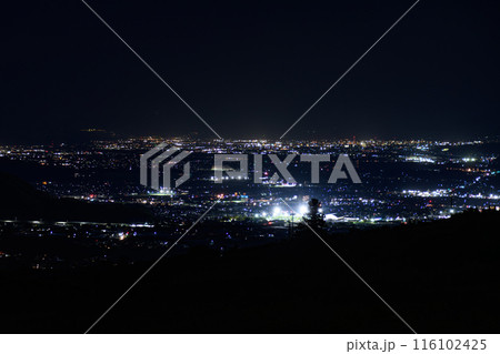 高台から望む街の夜景 116102425