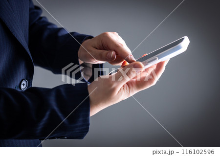 スマホを持つ女性 Business スマホを持つ女性 Business 116102596