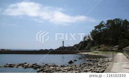 弁天島と鼠ヶ関灯台と日本海 116102850