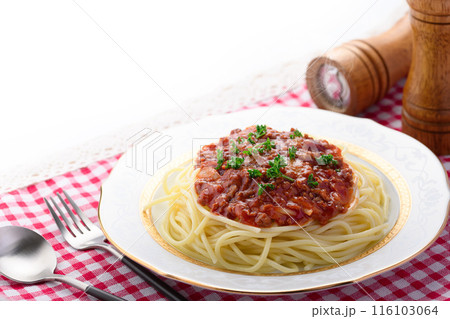 湯気立つ出来立てのミートソーススパゲッティ 116103064