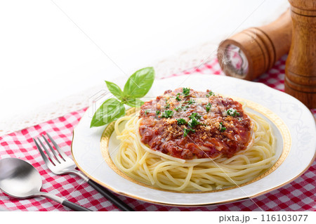 湯気立つ出来立てのミートソーススパゲッティ 湯気立つ出来立てのミートソーススパゲッティ 116103077