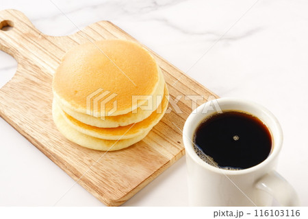 ふわふわの食感の美味しいパンケーキと、淹れたてのコーヒーで、コーヒーブレイク 116103116