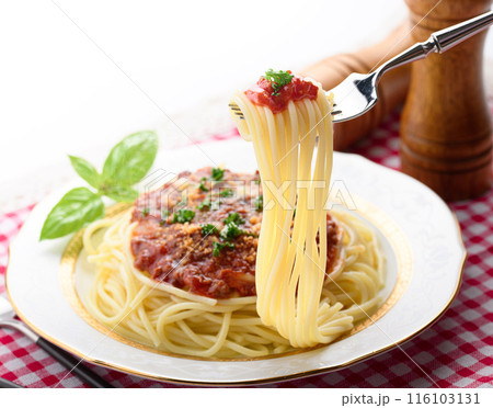ミートスパゲッティをフォークで持ち上げる 116103131