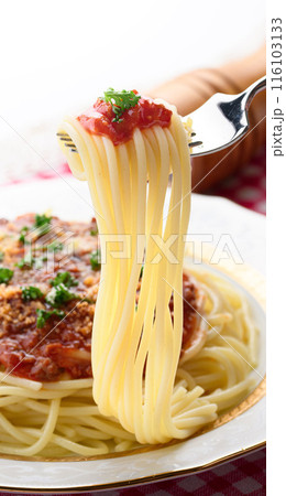 ミートスパゲッティをフォークで持ち上げる ミートスパゲッティをフォークで持ち上げる 116103133