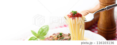 ミートスパゲッティをフォークで持ち上げる 116103136