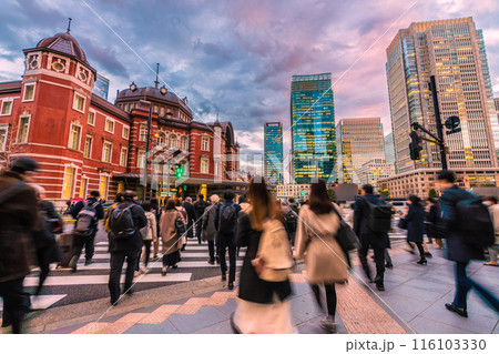 日本の東京都市景観 東京駅丸の内北口。仕事などを終えて駅に向かう人たち。奥は丸の内のオフィスビル群 日本の東京都市景観 東京駅丸の内北口。仕事などを終えて駅に向かう人たち。奥は丸の内のオフィスビル群 116103330