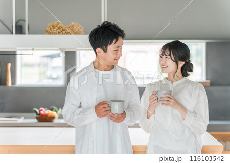 家のダイニングでコーヒー・お茶・ホットドリンクを飲む夫婦・カップル 116103542