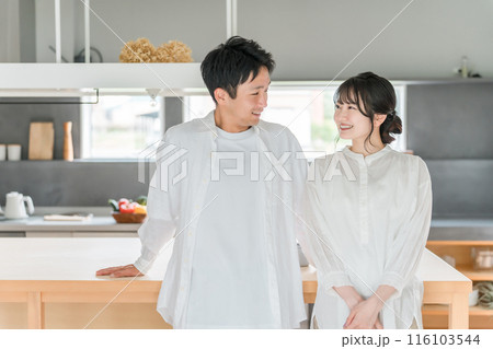 家で結婚生活を楽しむ夫婦・カップル・ディンクス・恋人・新婚 家で結婚生活を楽しむ夫婦・カップル・ディンクス・恋人・新婚 116103544