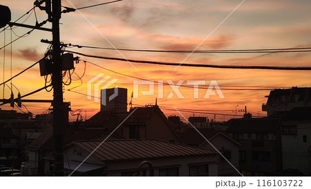 住宅街から見る夕焼け 116103722