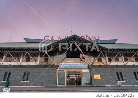 ベトナムハノイ 夕方のニンビン駅の駅舎の眺め ベトナムハノイ 夕方のニンビン駅の駅舎の眺め 116104228
