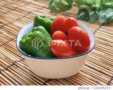 朝取りしたみずみずしいミニトマトとピーマン 116104233