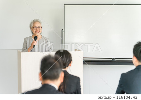 講演会・セミナー・講習会で講演・演説をする女性ビジネスウーマン(講師・先生・社長・代表) 講演会・セミナー・講習会で講演・演説をする女性ビジネスウーマン(講師・先生・社長・代表) 116104542