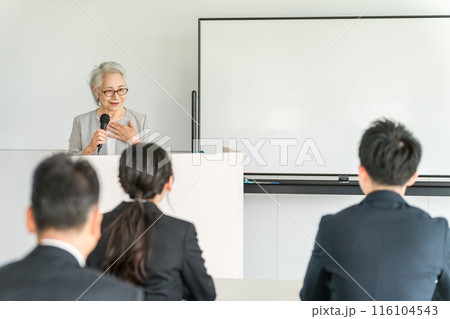 講演会・セミナー・講習会で講演・演説をする女性ビジネスウーマン（講師・先生・社長・代表） 116104543