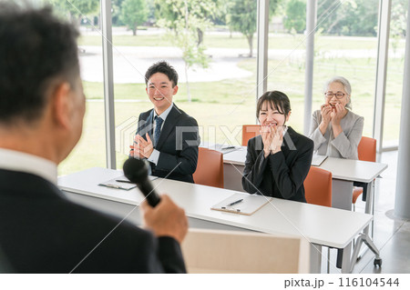 企業のセミナー・講演会・講習会を聞いて笑う男女のビジネスマン 116104544