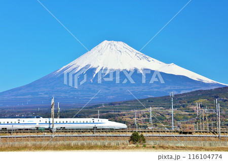 静岡県　青空の富士山と新幹線 116104774