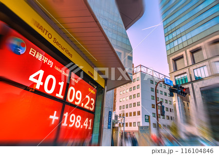 日本の東京都市景観 4万円突破日経平均株価…街中の株価ボード（終値）＝4日、日本橋兜町 116104846