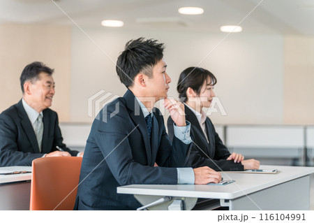 講習会・社員研修・研修・勉強会で話を聞く受講者(セミナー・会議・ビジネス・面接会) 講習会・社員研修・研修・勉強会で話を聞く受講者(セミナー・会議・ビジネス・面接会) 116104991