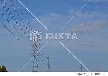 青空にそびえ立つ送電線 青空にそびえ立つ送電線 116105182