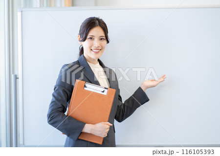 ホワイトボードの前でファイルを持ったビジネスウーマン 116105393