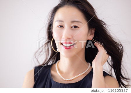 ビューティーイメージ　ロングヘアーの女性のポートレート 116105587
