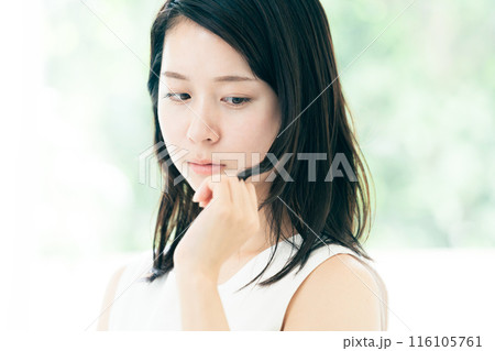 髪の傷みが気になる若い女性 髪の傷みが気になる若い女性 116105761