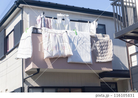 風に当たった洗濯物　ベランダ　布団干し 116105831