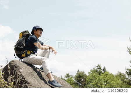 ハイキングを楽しむ男性 116106296