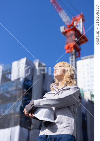 ビジネス　建設現場で働く作業服姿の女性 116106357
