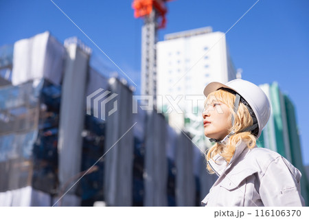 ビジネス 建設現場で働く作業服姿の女性 ビジネス 建設現場で働く作業服姿の女性 116106370