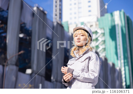 ビジネス 建設現場で働く作業服姿の女性 ビジネス 建設現場で働く作業服姿の女性 116106371