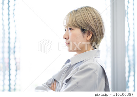 作業服を着た金髪ショートヘアの若い女性(髪色自由、自分らしく働く、職場環境) 作業服を着た金髪ショートヘアの若い女性(髪色自由、自分らしく働く、職場環境) 116106387