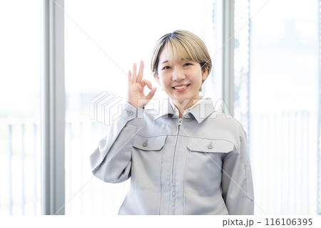 作業服を着た金髪ショートヘアの若い女性（髪色自由、自分らしく働く、職場環境） 116106395