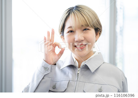 作業服を着た金髪ショートヘアの若い女性(髪色自由、自分らしく働く、職場環境) 作業服を着た金髪ショートヘアの若い女性(髪色自由、自分らしく働く、職場環境) 116106396