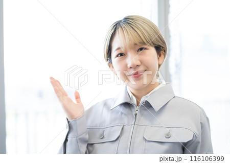 作業服を着た金髪ショートヘアの若い女性（髪色自由、自分らしく働く、職場環境） 116106399