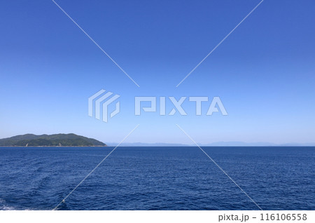 佐田岬半島の三崎港の湾の南を限る井野浦、その右に広がる宇和海、そして遠く四国の山々 116106558